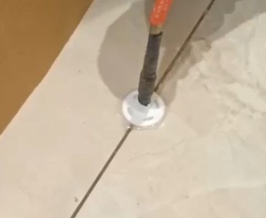广东瓷砖空鼓维修公司专业解答瓷砖在铺贴过程中，如果没有涂抹均匀到位的粘结材料（如水泥砂浆或瓷砖胶），可能会导致以下问题