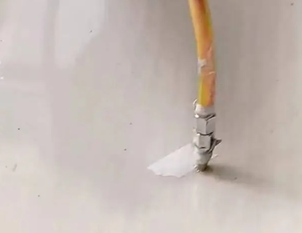 广东瓷砖空鼓维修公司专业解答在瓷砖铺贴过程中，如果使用的砂料过粗（如全部使用了粗砂），可能会导致以下问题
